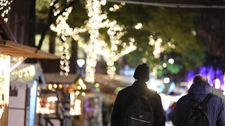 Menschen gehen über den Weihnachtsmarkt Schlachtezauber in Bremen