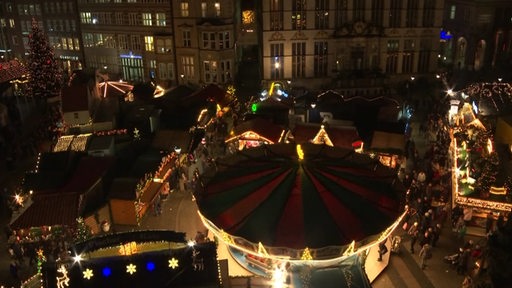 Der Weihnachtsmarkt mit bunten Lichtern,Ständen und einem Karussell in der bremer Innenstadt.