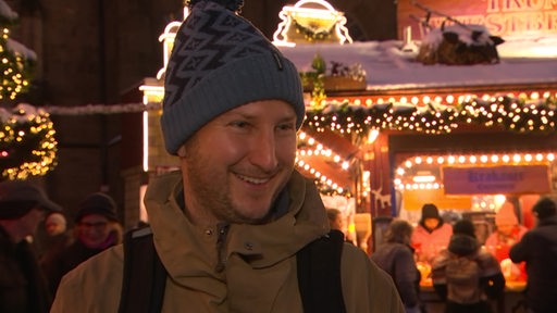 Ein Bremer beim Interview auf dem Weihnachtsmarkt. 