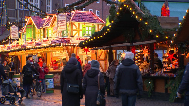 Mehrere Besucher auf dem Bremer Weihnachtsmarkt. 