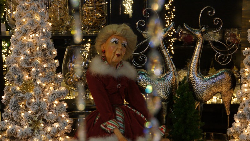 Glanz und Glitter im Weihnachtsgeschäft im Schnoor.