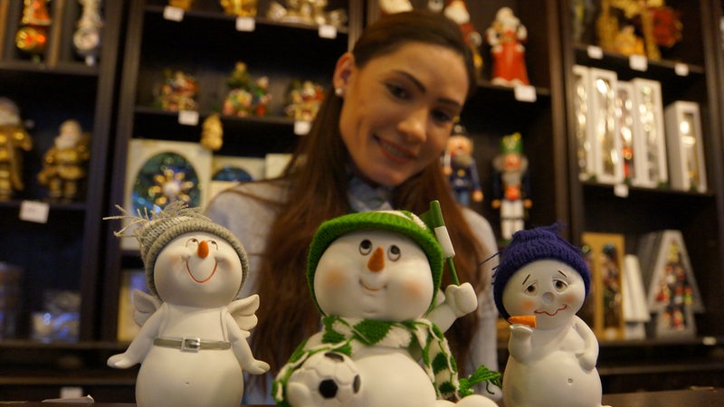 Victoria Petre mit drei Schneemännern im Weihnachtsgeschäft im Schnoor