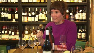 Zu sehen ist die Weinverkäuferin Diane Boldt in ihrem Weingeschäft.