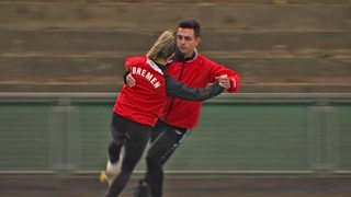  Lisa Welick und Michael Seeger Suarez zusammen beim Rollkunstlauf-Training.