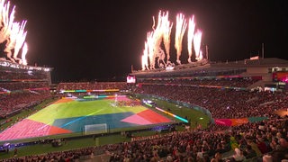 Ein großes, buntes Feuerwerk über dem Stadion der Frauen-WM.