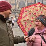 Reporter Heyko Habben interviewt eine ältere Dame auf dem Bremer Marktplatz.