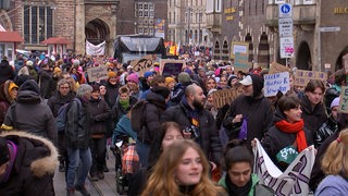 Menschen demonstrieren am Weltfrauentag in der Obernstraße.
