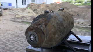 Die ausgegrabene Weltkriegbombe von der Nähe aufgenómmen.