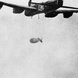 Ein "Grand Slam" wird von einem Avro Lancaster Geschwader der Royal Airforce 1945 über Arnsberg abgeworfen