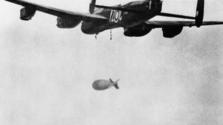 Ein "Grand Slam" wird von einem Avro Lancaster Geschwader der Royal Airforce 1945 über Arnsberg abgeworfen