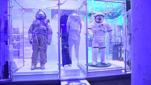 Astronautenanzüge in Schaufenstern in der Sonderaustellung Up to Space im Bremer Universum. 