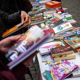 Auf einem Tisch liegen zahlreiche Bücher aus.