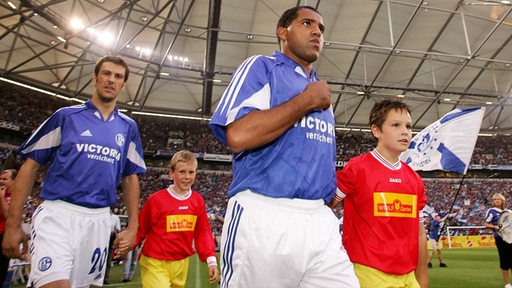 Die Schalke-Spieler Mladen Krstajic und Ailton betreten das Spielfeld.