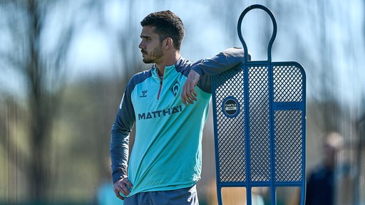 André Silva lehnt sich im Training an eine Pylone an.