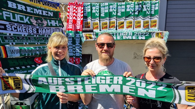 Werder-Fans zeigen Aufstiegsschals.