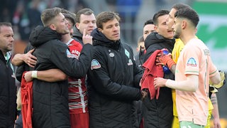 Rudelbildung nach dem Spielzwischen dem FC Augsburg und Werder Bremen.