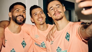 Die Werder-Spieler Anthony Jung, Nicolai Rapp und Marco Friedl machen ein Selfie.