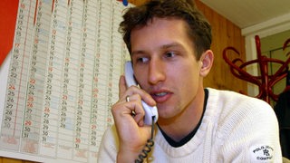 Frank Baumann telefoniert im Jahr 2002 mit einem Telefon mit Schnur.