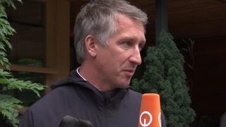 Frank Baumann vor dem Spielerhotel im Zillertal beim Interview.
