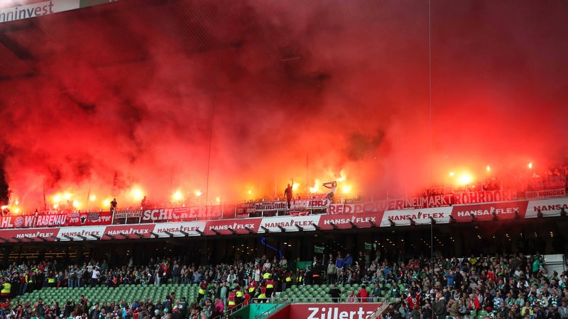 Im Werder-Heimspiel gegen Bayern München brennen Gästefans Pyrotechnik ab.