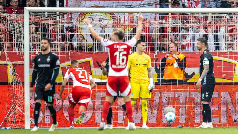 Leonardo Bittencourt, Michael Zetterer und Marco Friedl schauen frustriert nach dem Berliner Ausgleich zum 2:2.