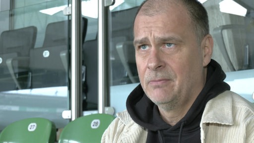 Klaus Filbry, Geschäftsführer von Werder Bremen, sitzt beim Interview auf einer Tribüne im Weserstadion.