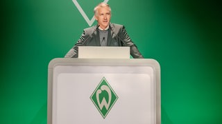 Werder-Sportchef Frank Baumann hält seine Abschiedsrede bei der Mitgliederversammlung der Bremer.