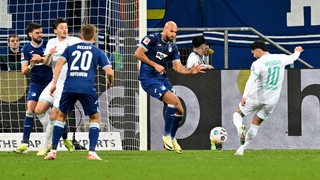 Werder-Spieler Leonardo Bittencourt schießt den Ball aufs Tor der Hoffenheimer.