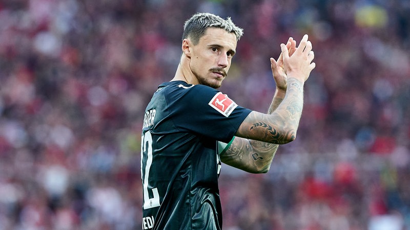 Werder-Verteidiger Marco Friedl applaudiert den Fans.