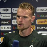 Werder-Kapitän Christian Groß gibt der ARD ein Interview.
