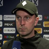 Werder-Trainer Ole Werner blickt niedergeschlagen während eines ARD-Interviews an der Kamera vorbei.