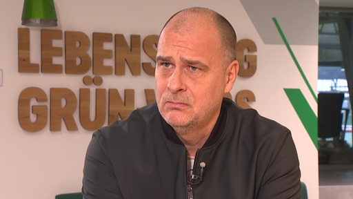 Der Werder-Boss Klaus Filbry beim Interview im Weserstadion.