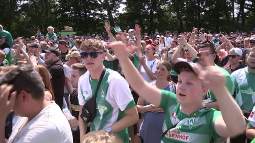 Werder Bremen Fans feiern vor dem Weserstadion.