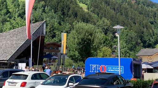 Blick auf einen Werbetruck der Partei FPÖ bei deren Veranstaltung neben dem Trainingsgelände von Werder Bremen im Zillertal.