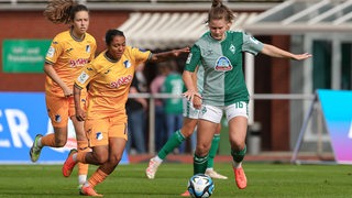 Werder-Spielerin Emilie Bernhardt schlägt den Ball im Heimspiegel gegen Hoffenheim nach vorne.