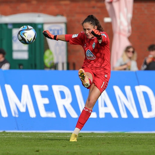 Werder-Keeperin Livia Peng beim Abschlag. 