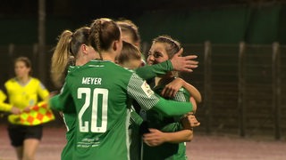 Werder-Spielerinnen umarmen sich nach einem geschossenen Tor.