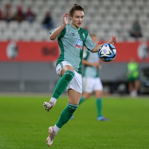 Werder-Stürmerin Sophie Weidauer nimmt den Ball im Sprung an.