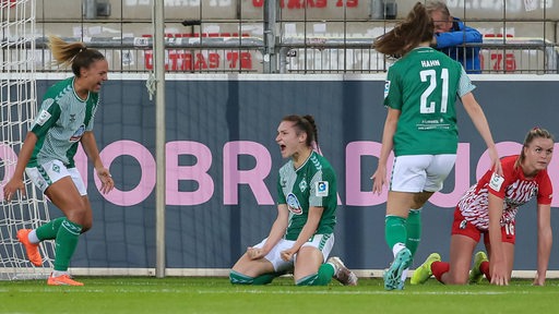 Die Werder-Spielerin Sophie Weidauer bejubelt ihren Treffer gegen den SC Freiburg.