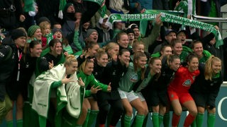 Die Werder Frauen beim Jubel mit den Fans.