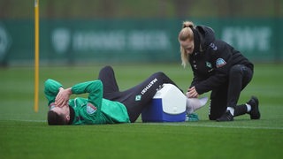Werder-Kapitän Marco Friedl liegt verletzt am Boden.