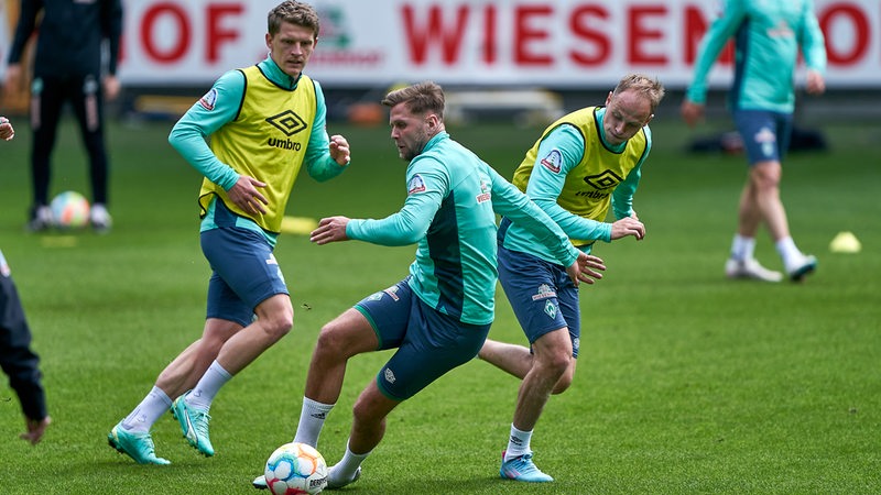Werder-Torjäger Niclas Fülkrug trainiert mit seinen Teamkollegen.