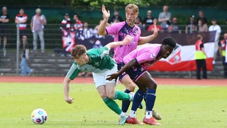 Der Werder-Spieler Paul Wagner setzt sich im Zweikampf durch.