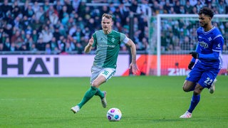 Werder-Spieler Christian Groß sprintet zum Ball.