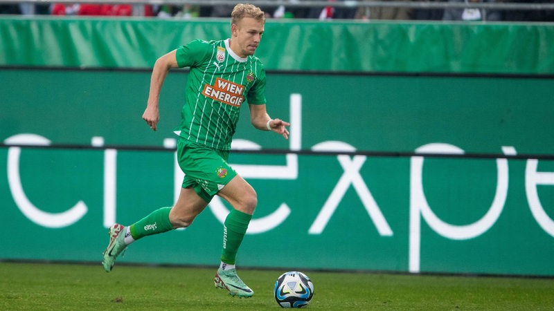 Rapid-Spieler Marco Grüll dribbelt mit dem Ball.