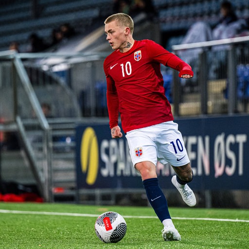 Der norwegische Jugend-Nationalspieler Isak Hansen-Aaroen dribbelt mit dem Ball.