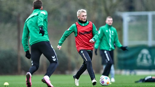 Werder-Neuzugang Isak Hansen-Aaroen spielt im Training einen Pass.