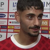 Heidenheim-Stürmer Eren Dinkci lächelt während eines ARD-Interviews nach dem 4:2-Sieg gegen Werder.
