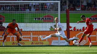 Heidenheim-Stürmer Eren Dinkci schießt gegen Werder Bremen aufs Tor.