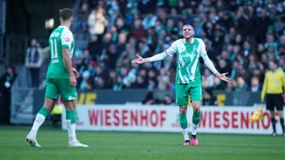 Werder-Stürmer Marvin Ducksch beschwert sich bei Niclas Füllkrug.